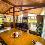 3-bedroom Lodge- Pet Friendly- Hot Tub Holiday home *