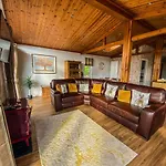 3-bedroom Lodge- Pet Friendly- Hot Tub Semesterbostad