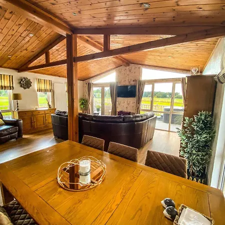 3-bedroom Lodge- Pet Friendly- Hot Tub Сasa de vacaciones *