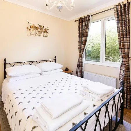 Semesterbostad 3-bedroom Lodge- Pet Friendly- Hot Tub