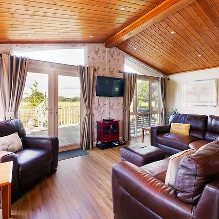 3-bedroom Lodge- Pet Friendly- Hot Tub Semesterbostad *