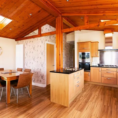 Feriehus 3-Bedroom Lodge- Pet Friendly- Hot Tub *
