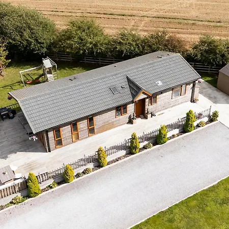 Feriehus 3-Bedroom Lodge- Pet Friendly- Hot Tub