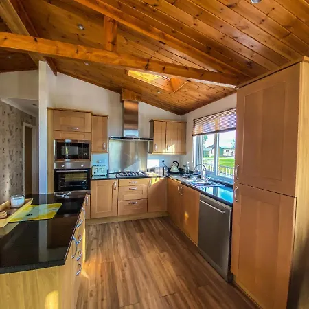 3-bedroom Lodge- Pet Friendly- Hot Tub بيت للعطل